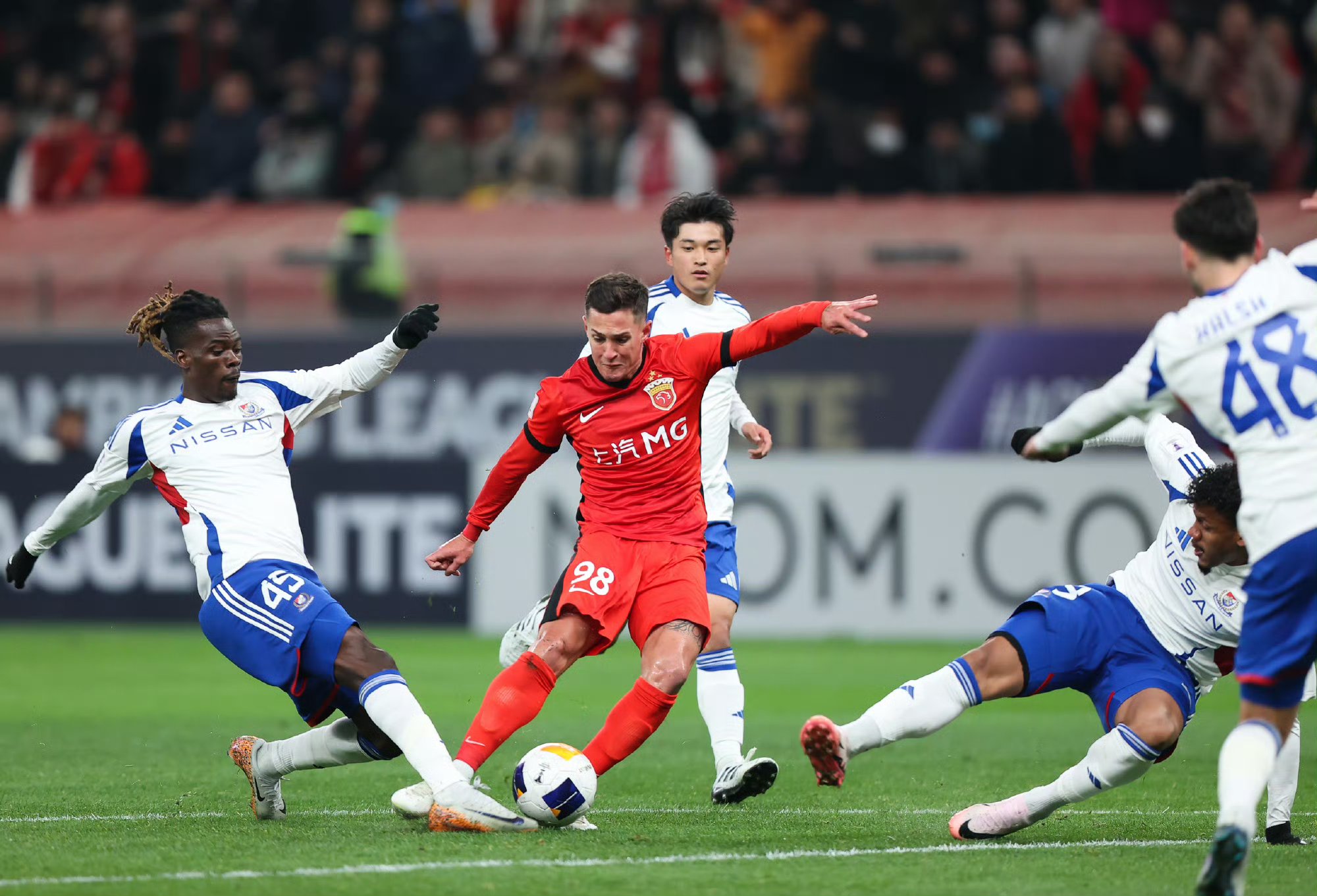 关键时刻亚冠焦点战，上海久事篮板制胜，气氛紧张，数据趋势出现新变化 